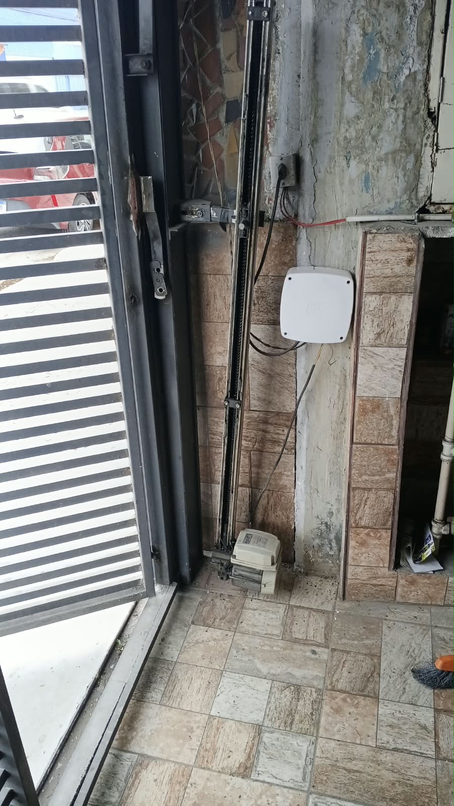Foto real de atendimento de motor de portão automático