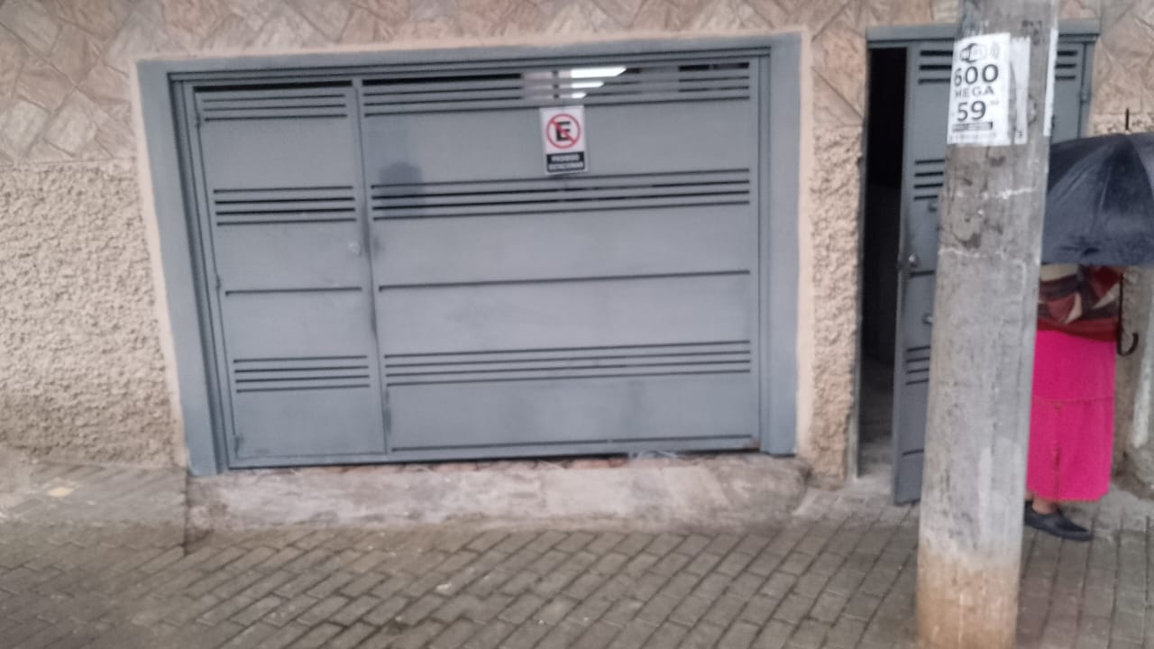 Foto real de atendimento de motor de portão automático