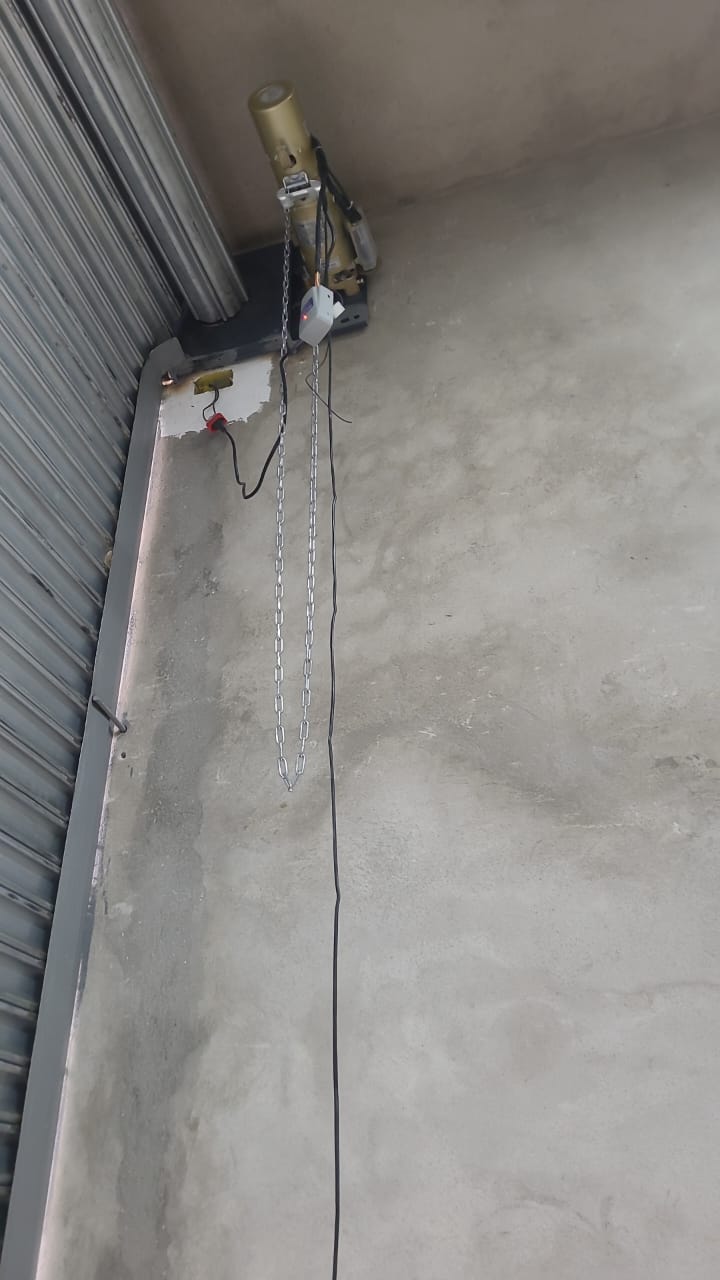 Foto real de atendimento de motor de portão automático