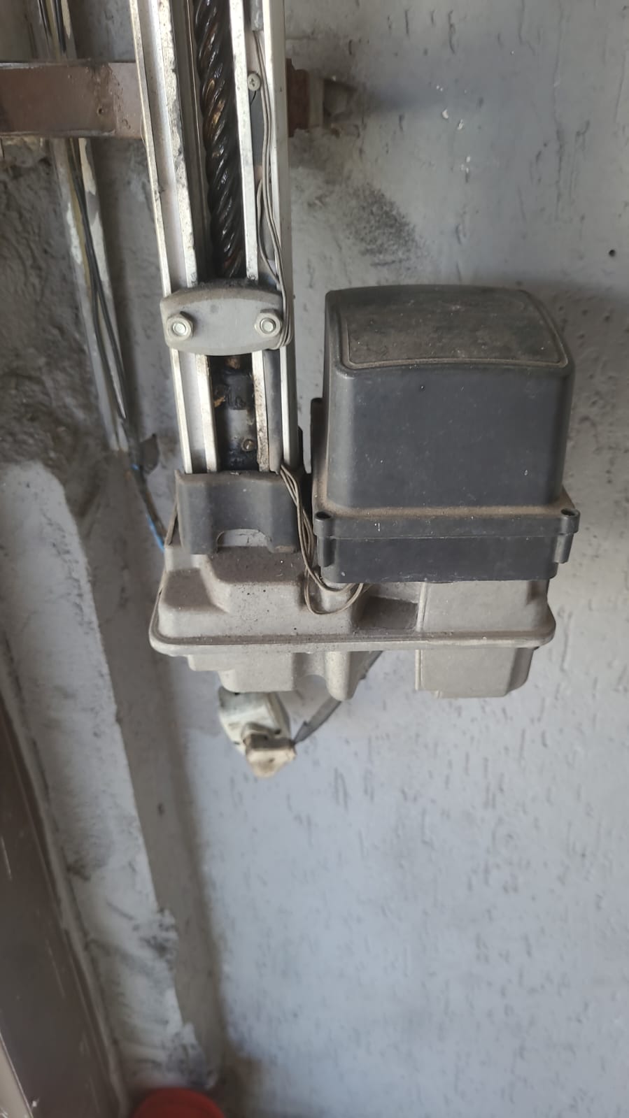Foto real de atendimento de motor de portão automático
