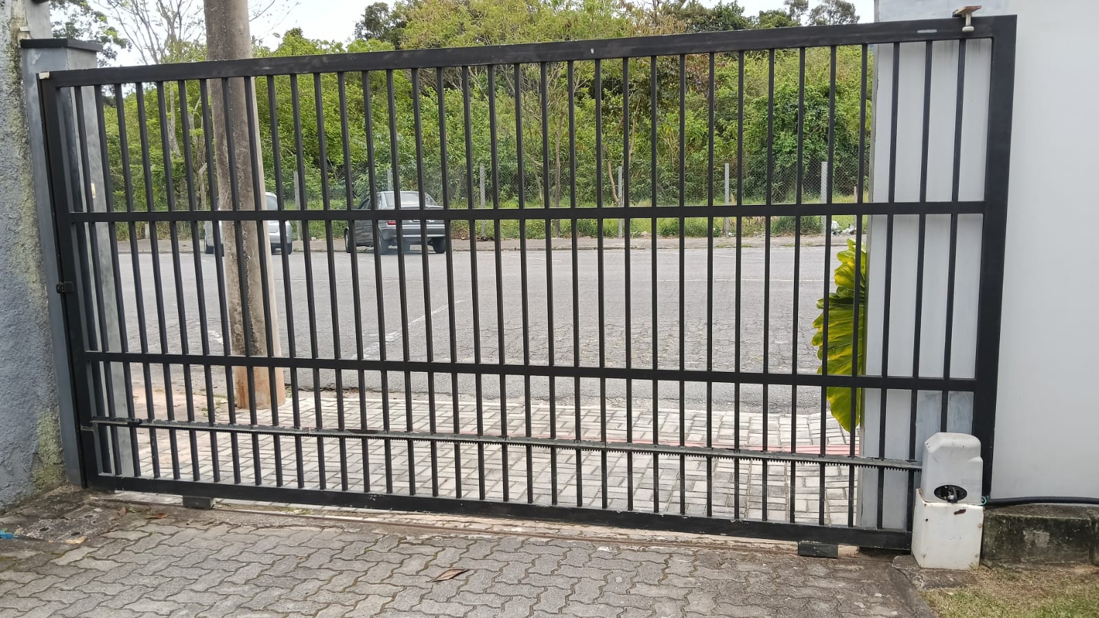 Foto real de atendimento de motor de portão automático