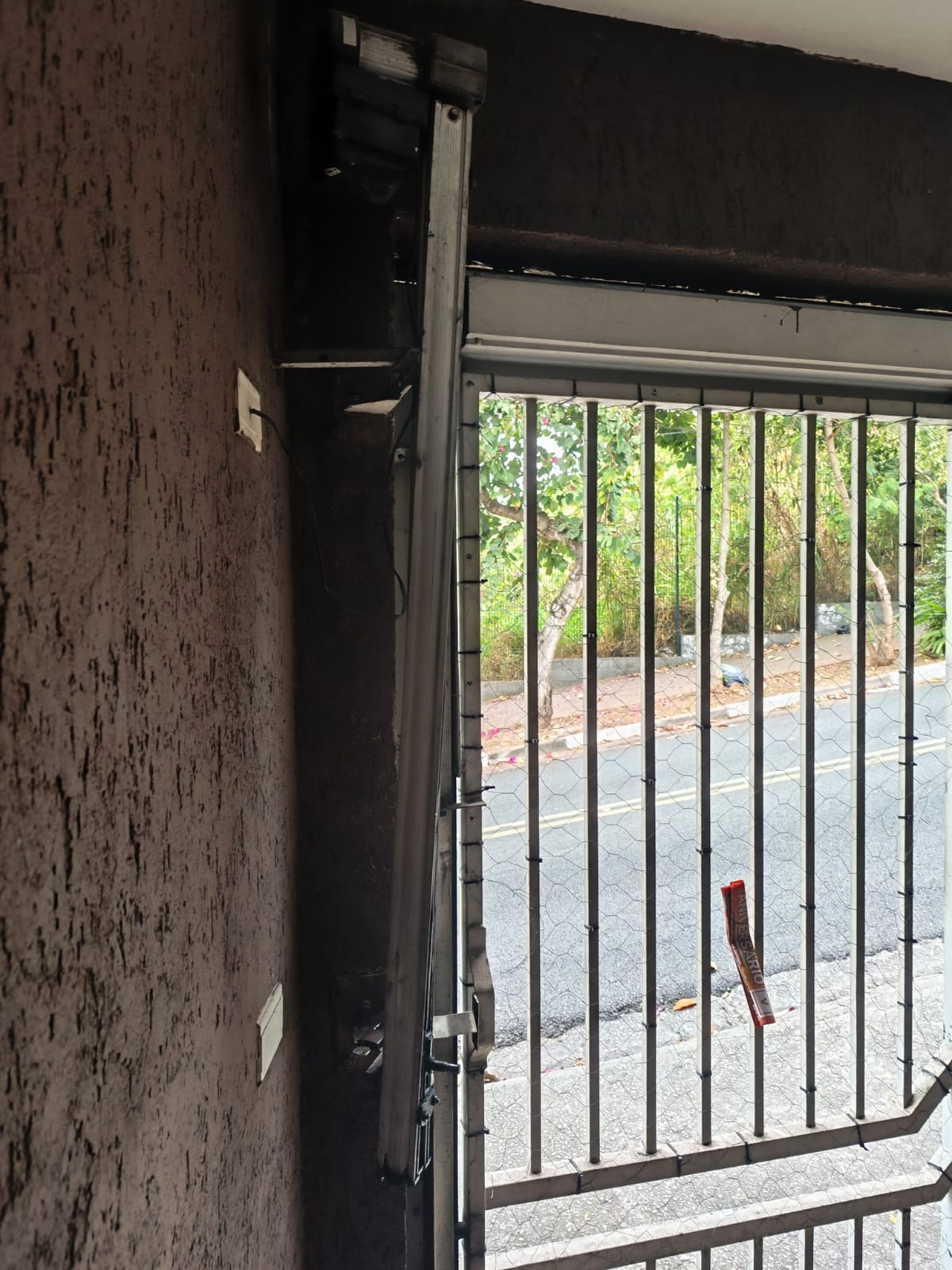 Foto real de atendimento de motor de portão automático