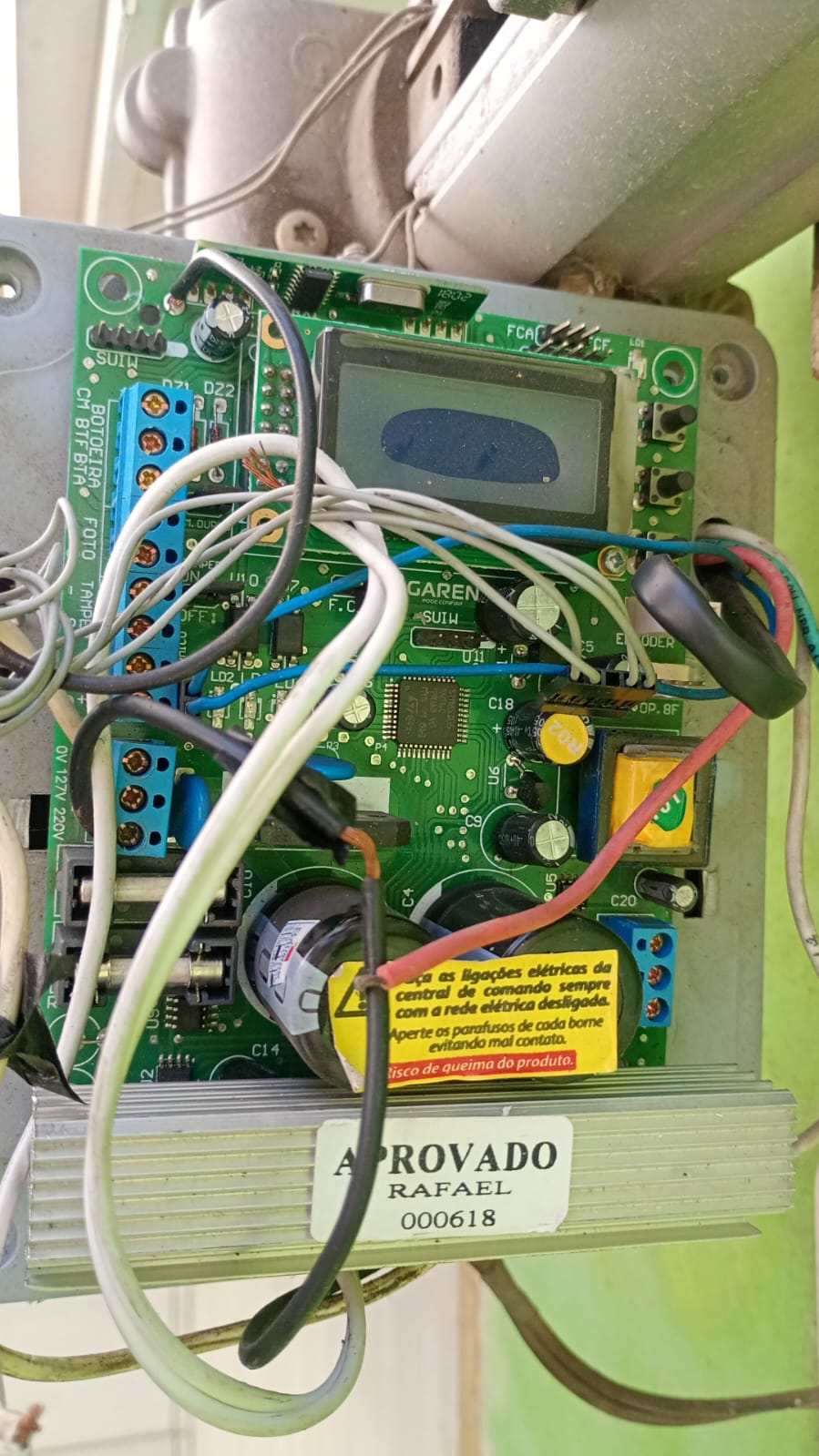 Foto real de atendimento de motor de portão automático