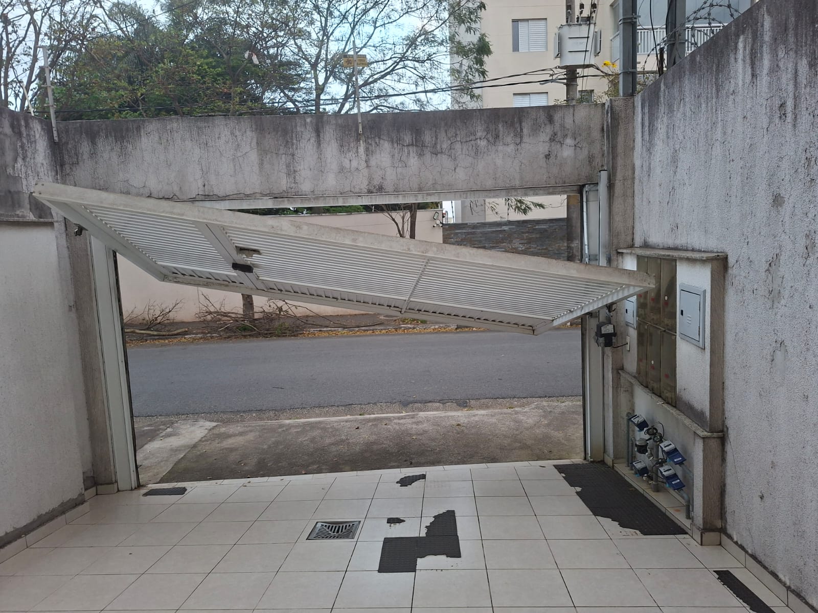 Foto real de atendimento de motor de portão automático