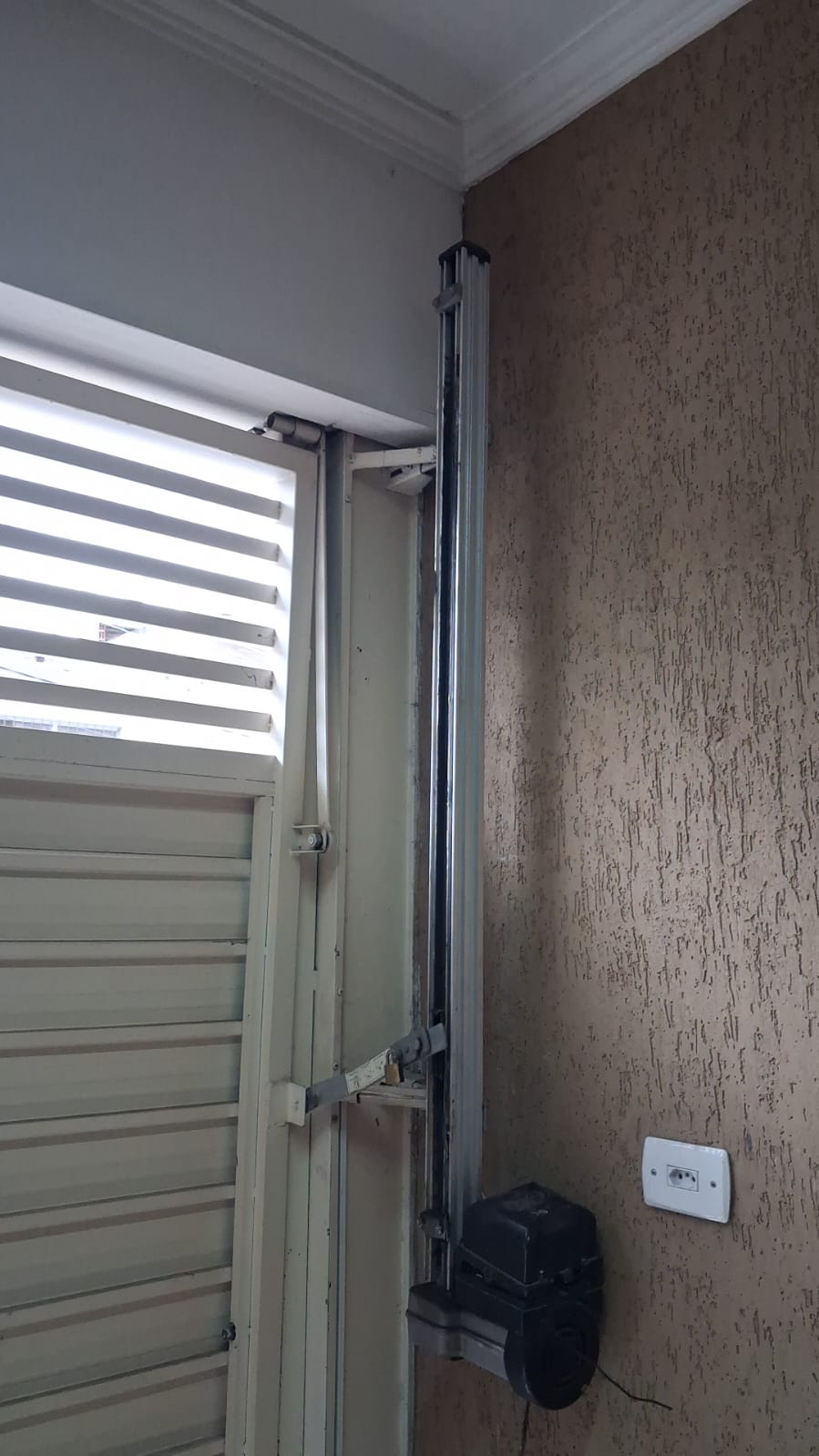 Foto real de atendimento de motor de portão automático