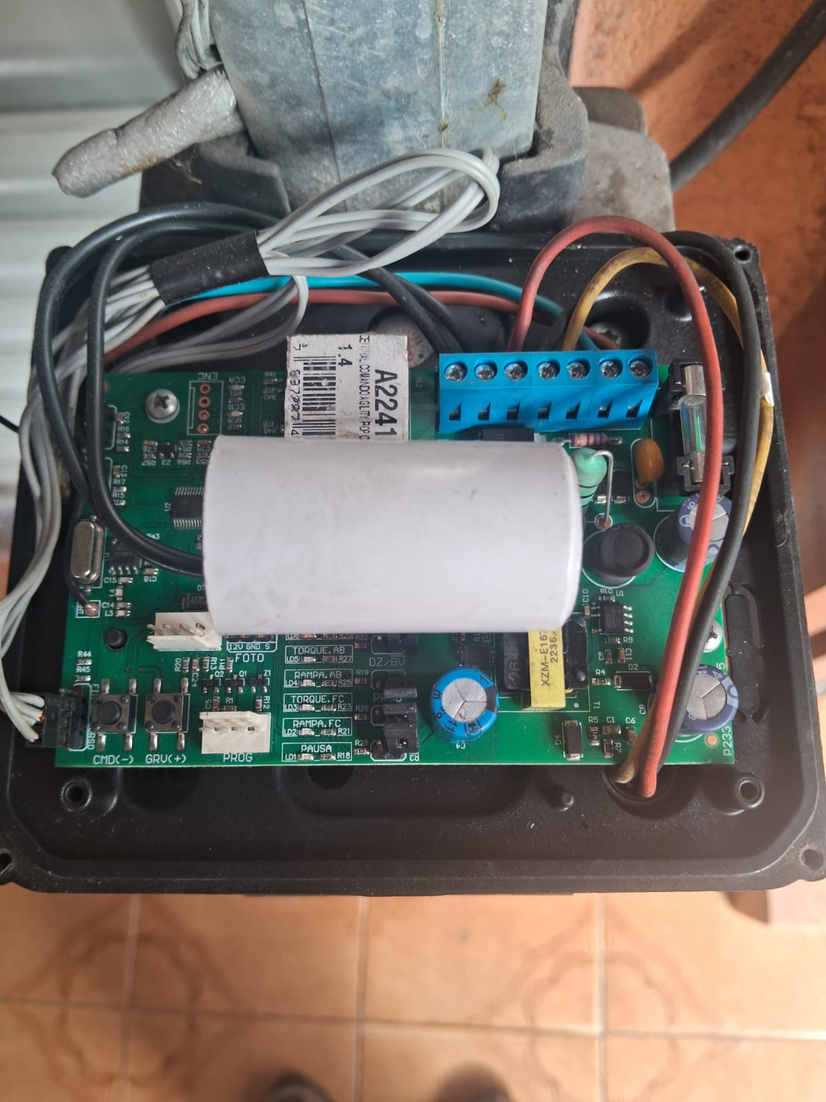Foto real de atendimento de motor de portão automático