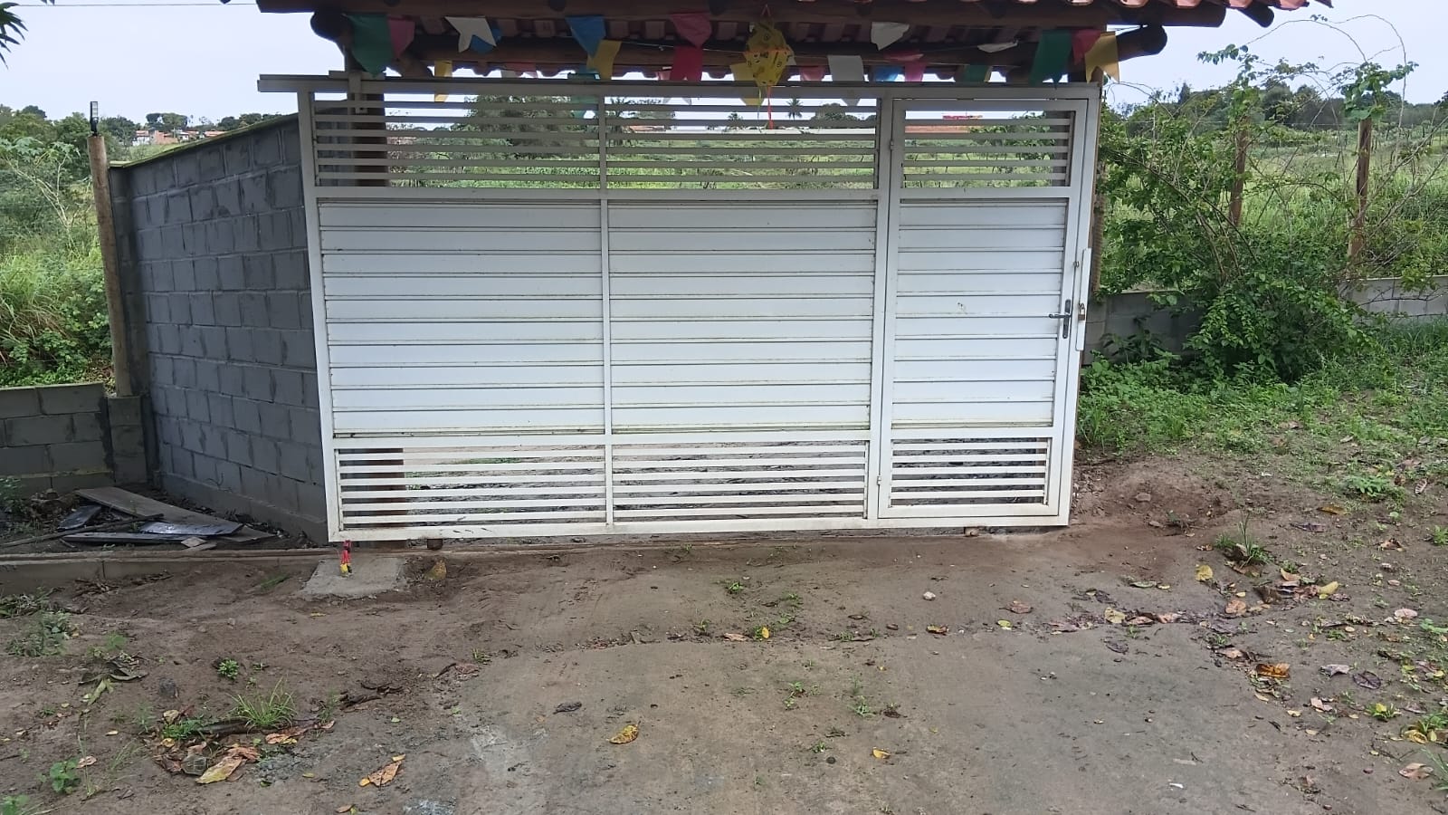 Foto real de atendimento de motor de portão automático