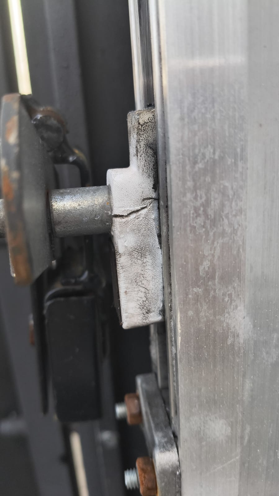 Foto real de atendimento de motor de portão automático