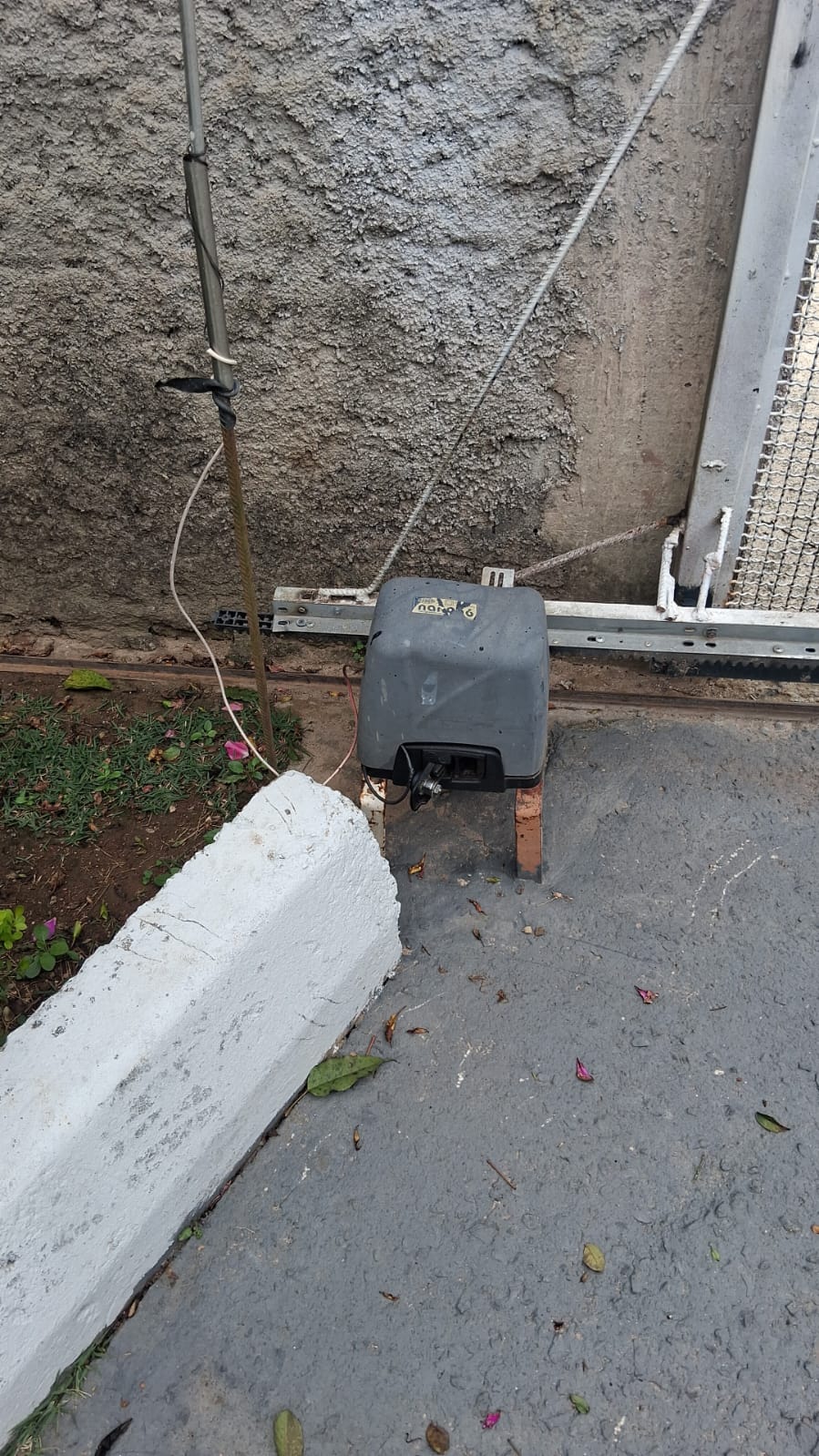 Foto real de atendimento de motor de portão automático
