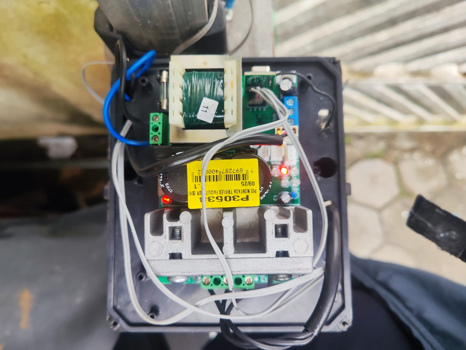 Foto real de atendimento de motor de portão automático