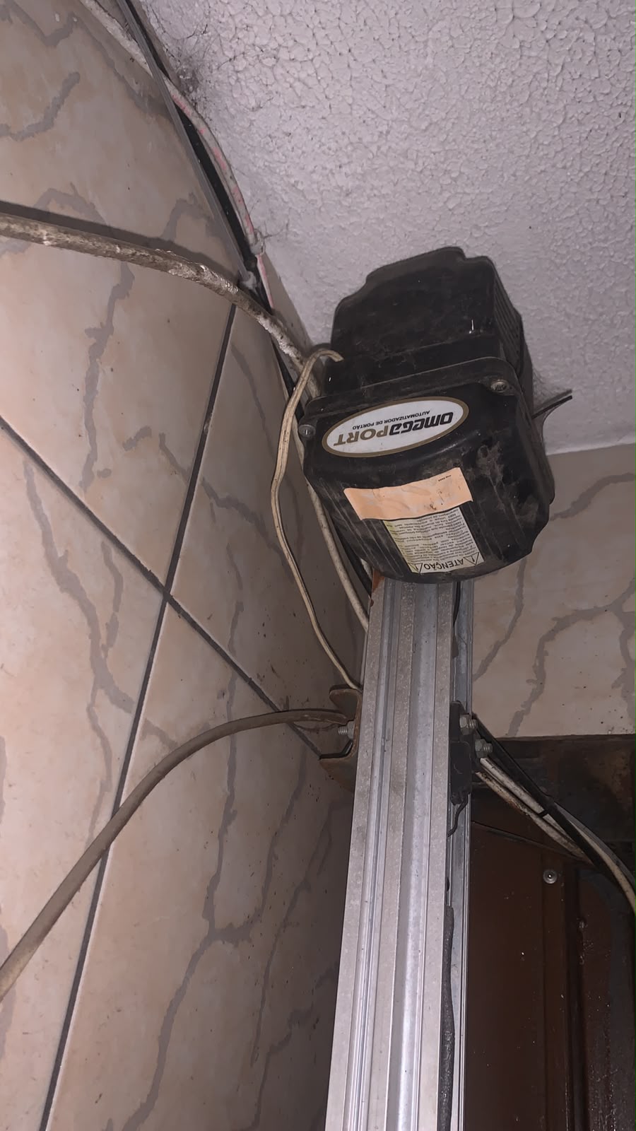 Foto real de atendimento de motor de portão automático