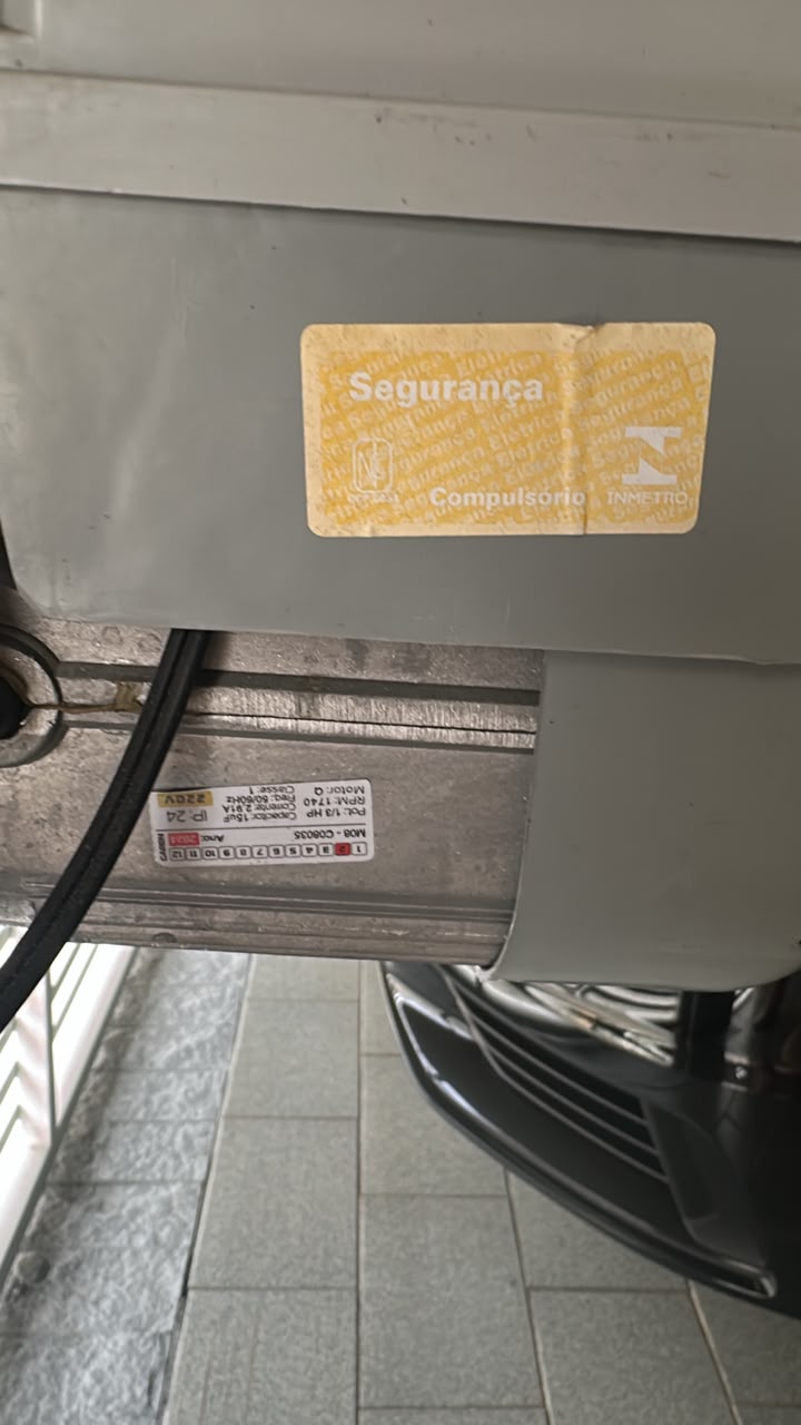 Foto real de atendimento de motor de portão automático