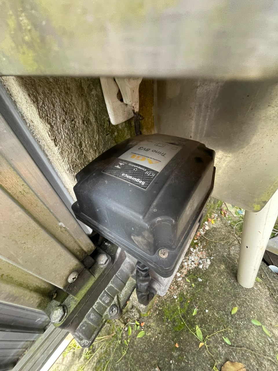 Foto real de atendimento de motor de portão automático