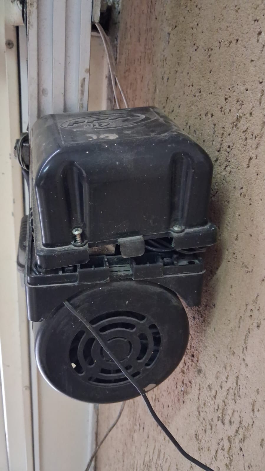Foto real de atendimento de motor de portão automático