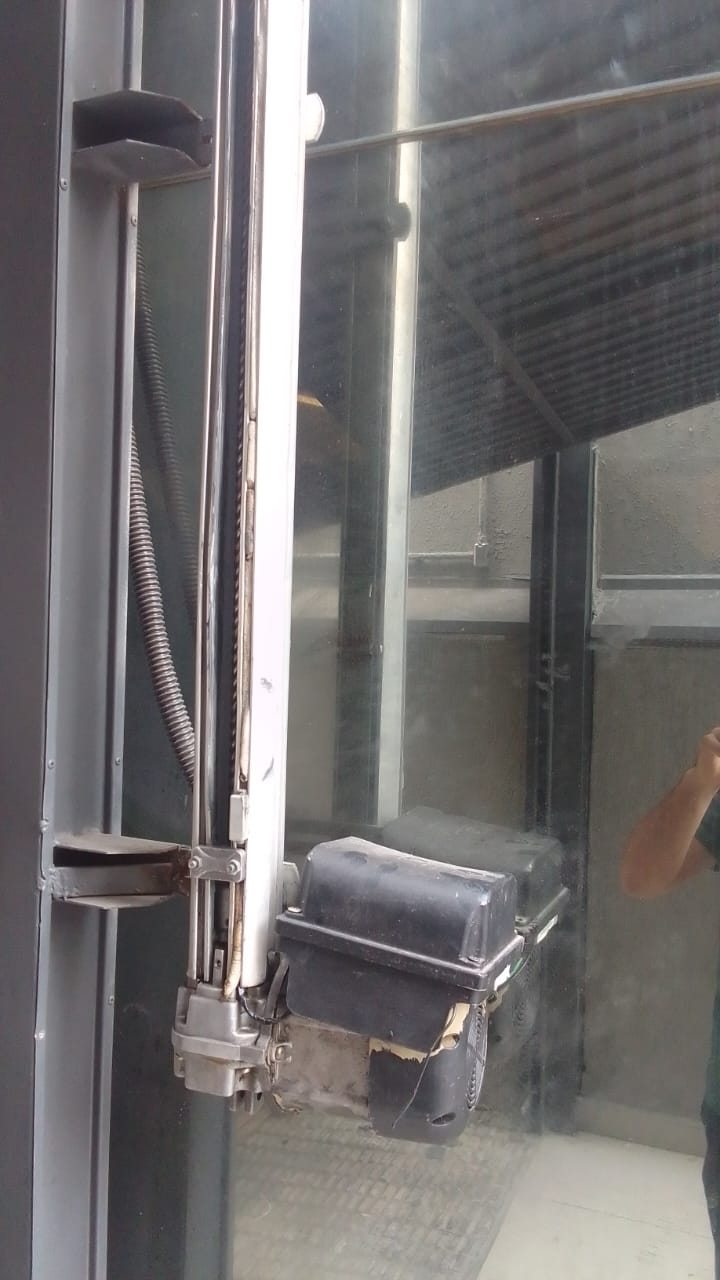 Foto real de atendimento de motor de portão automático