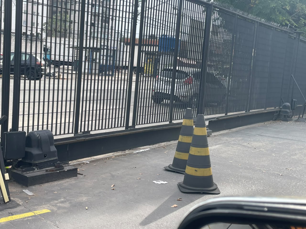 Foto real de atendimento de motor de portão automático