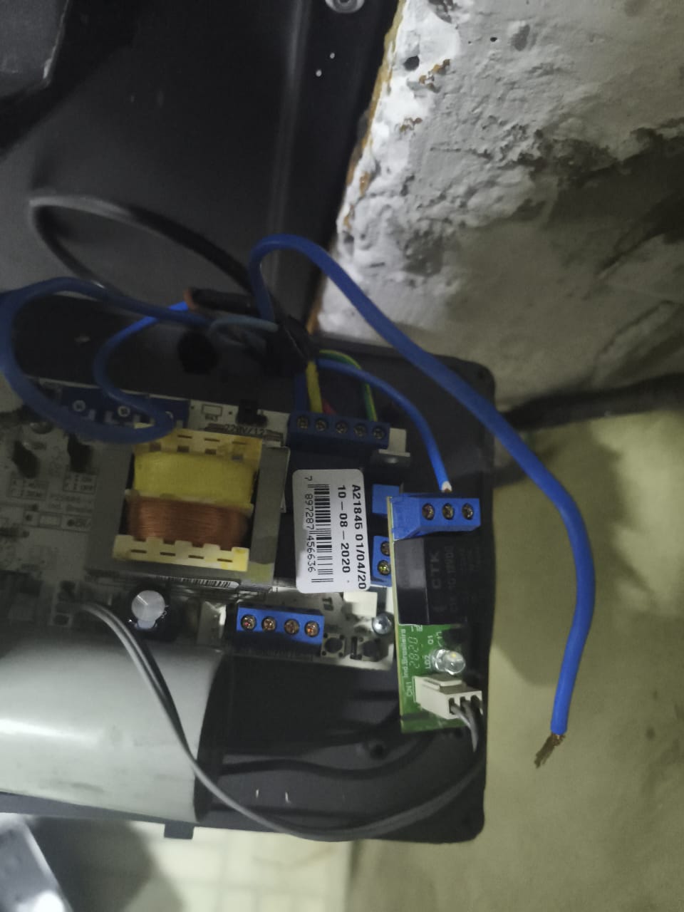 Foto real de atendimento de motor de portão automático