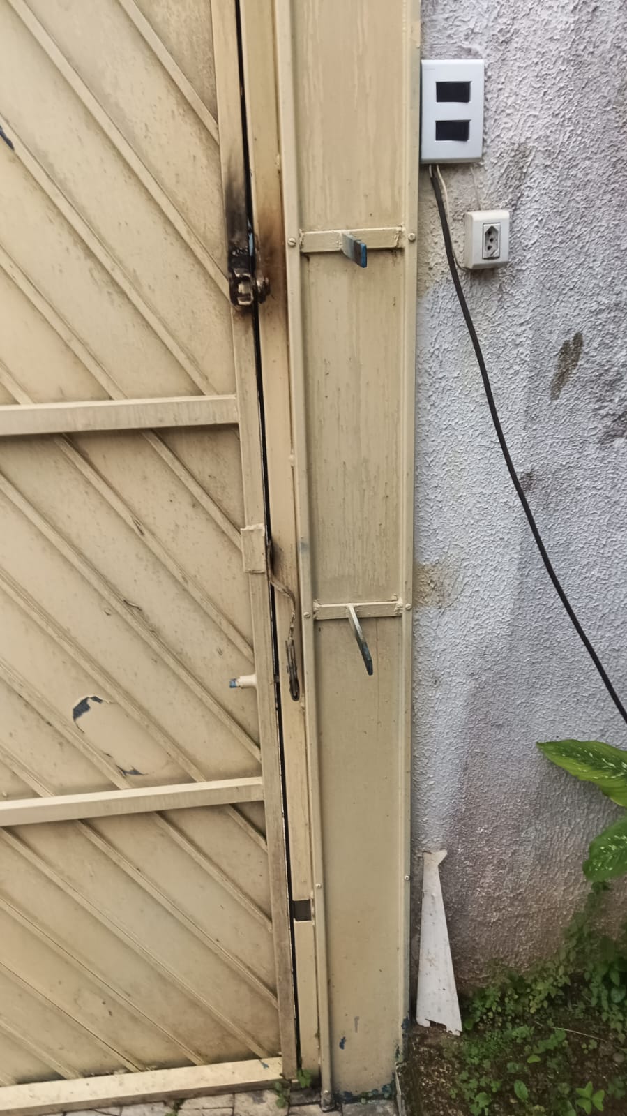 Foto real de atendimento de motor de portão automático