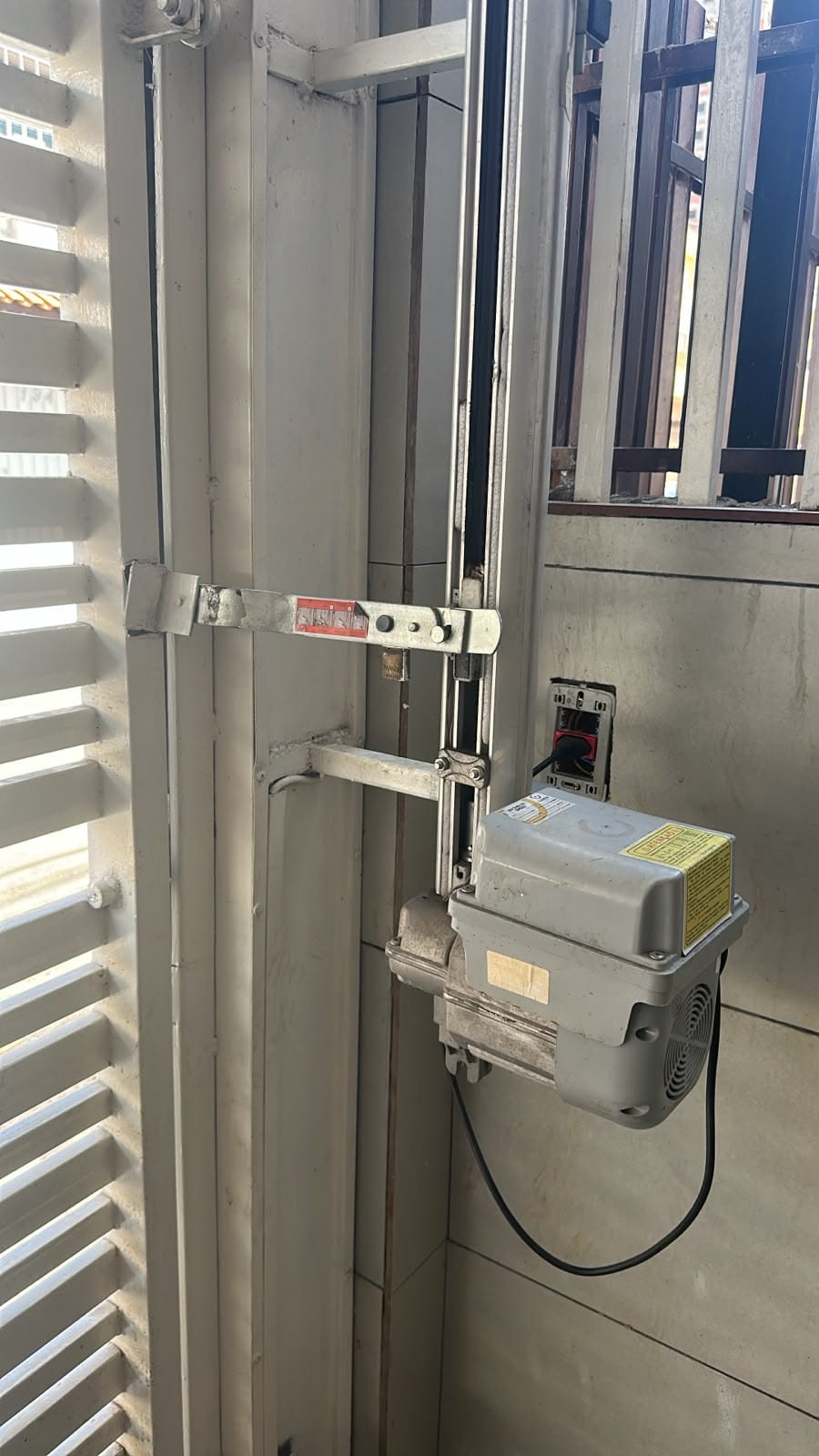 Foto real de atendimento de motor de portão automático