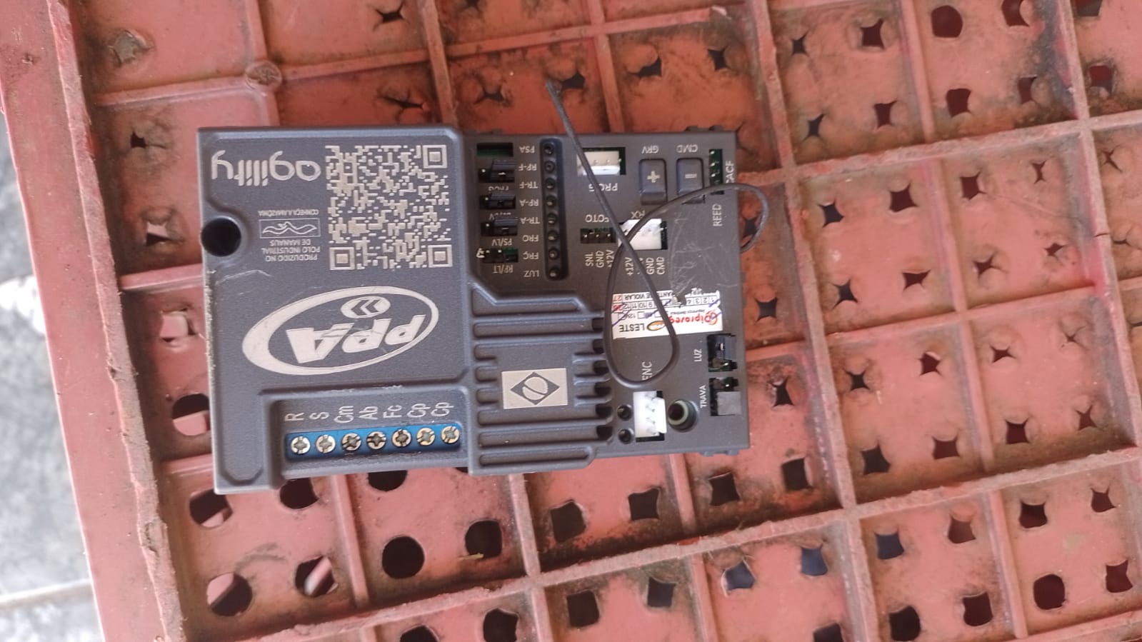 Foto real de atendimento de motor de portão automático