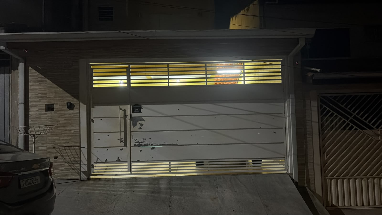 Foto real de atendimento de motor de portão automático
