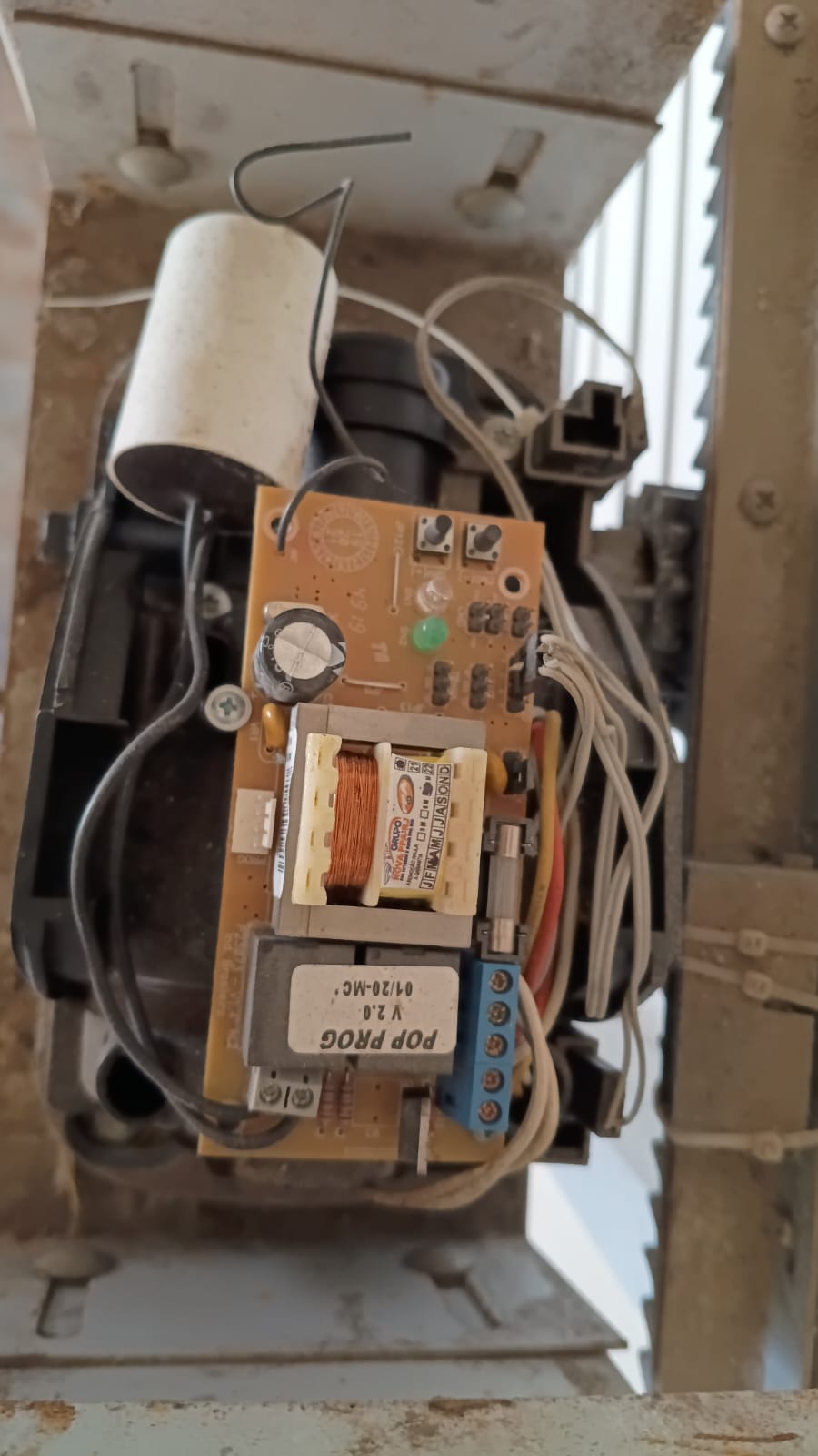 Foto real de atendimento de motor de portão automático
