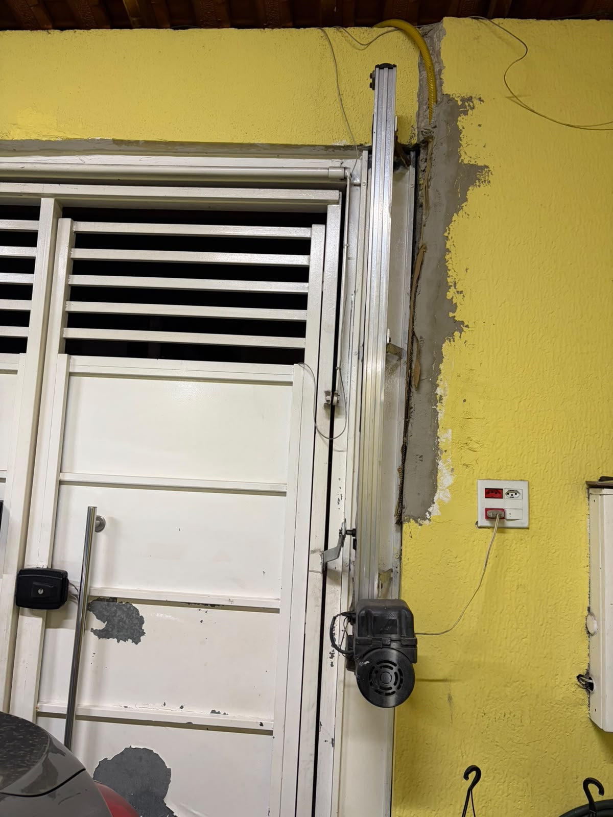 Foto real de atendimento de motor de portão automático