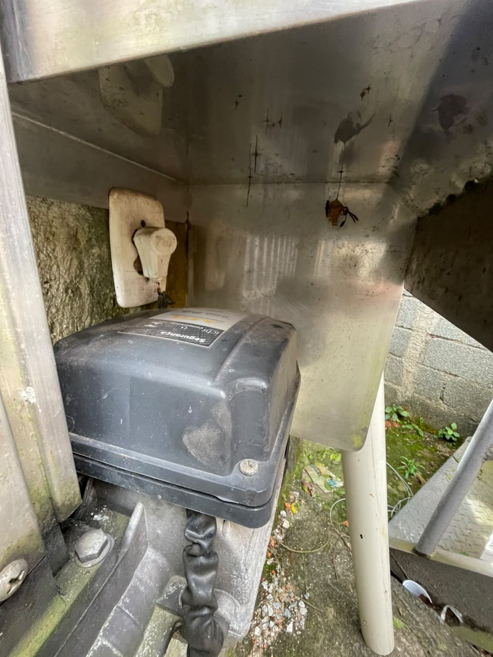 Foto real de atendimento de motor de portão automático