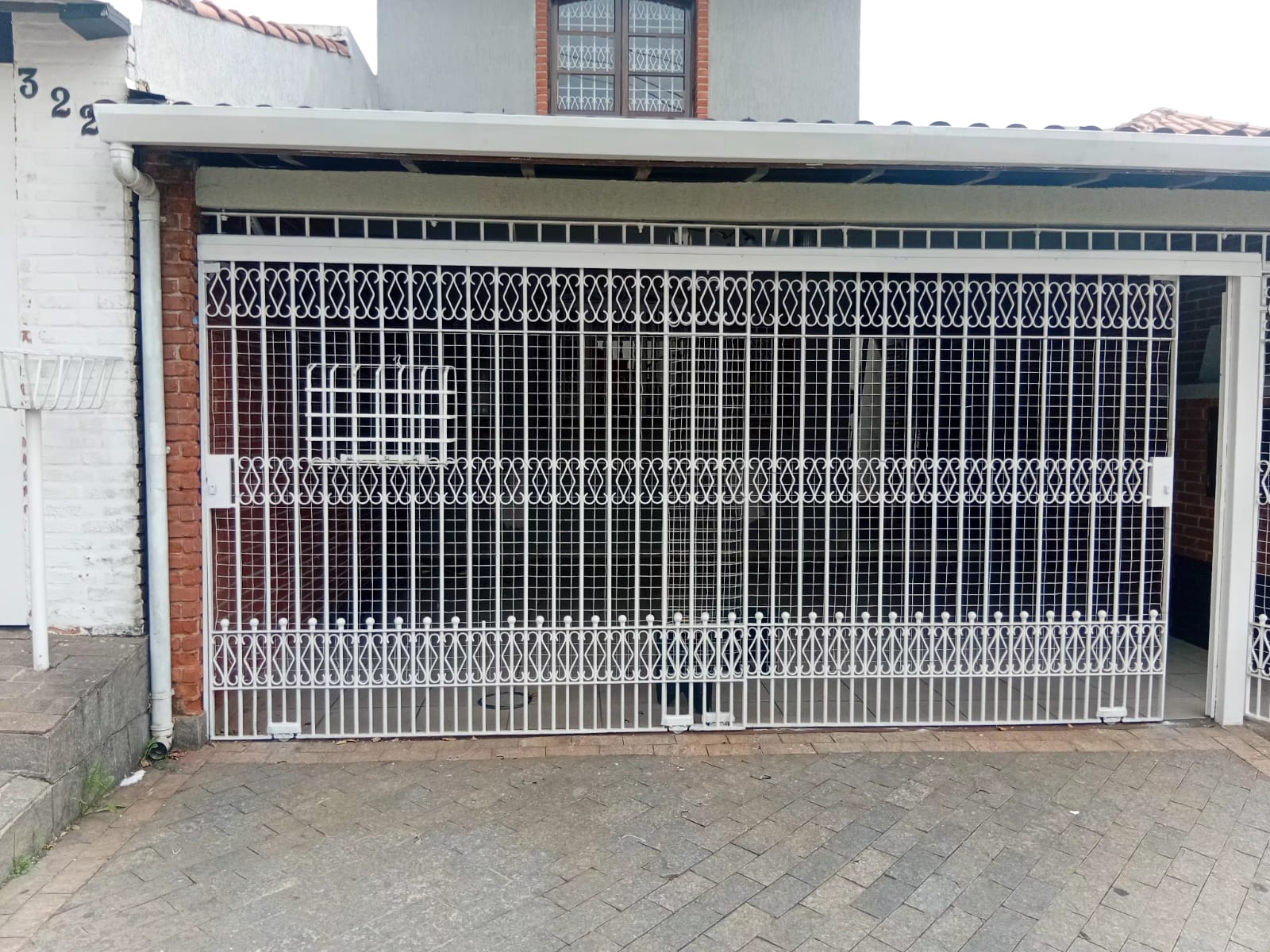 Foto real de atendimento de motor de portão automático
