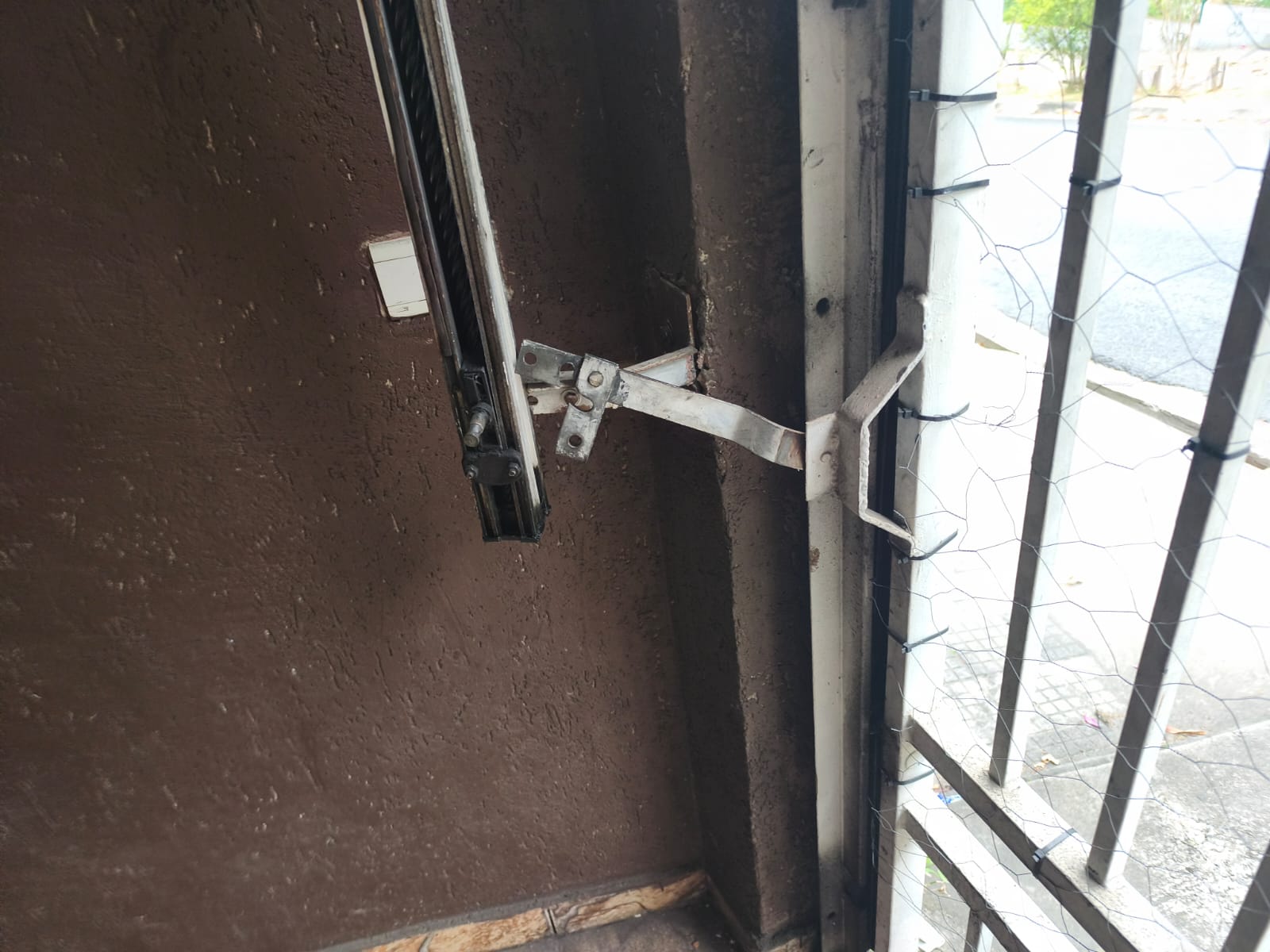Foto real de atendimento de motor de portão automático