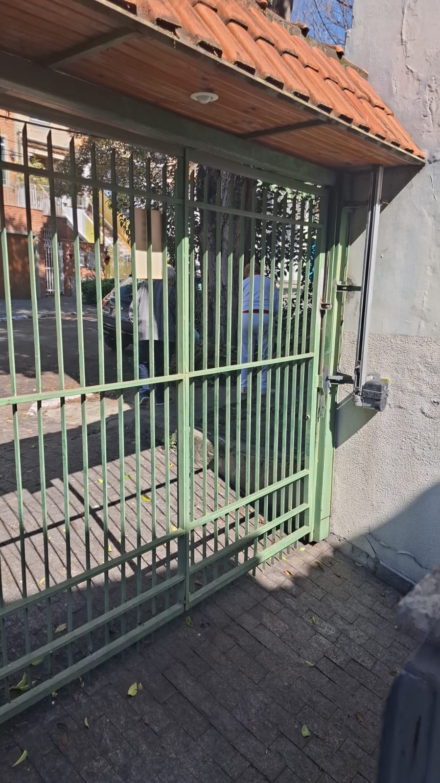 Foto real de atendimento de motor de portão automático