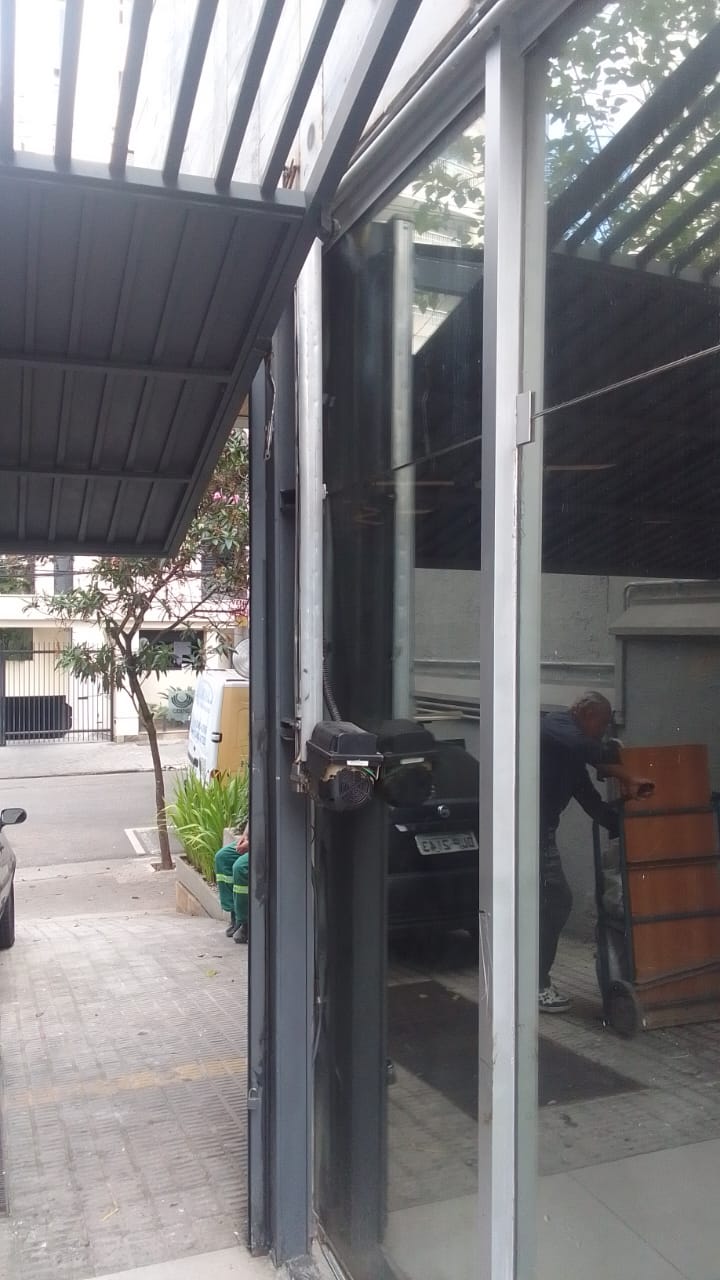 Foto real de atendimento de motor de portão automático