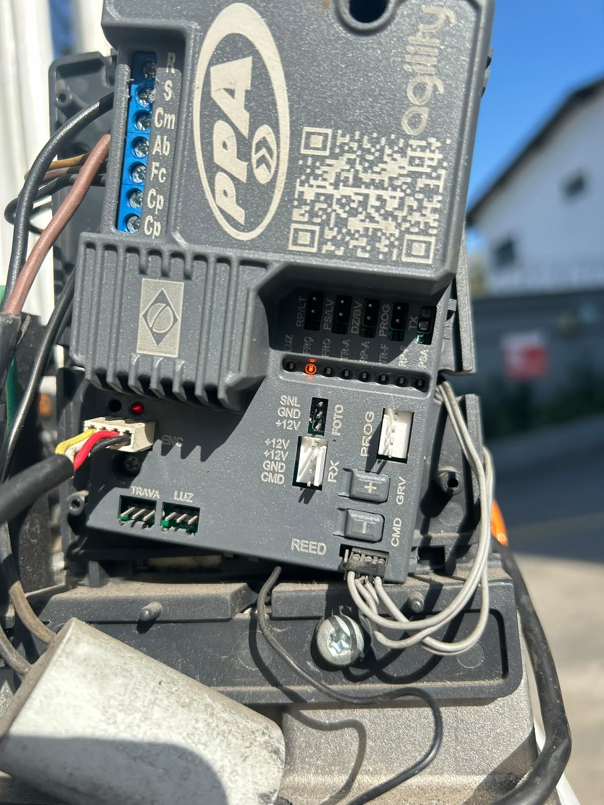 Foto real de atendimento de motor de portão automático