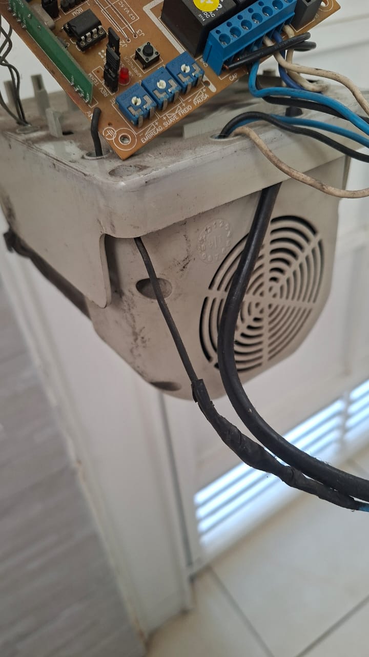 Foto real de atendimento de motor de portão automático