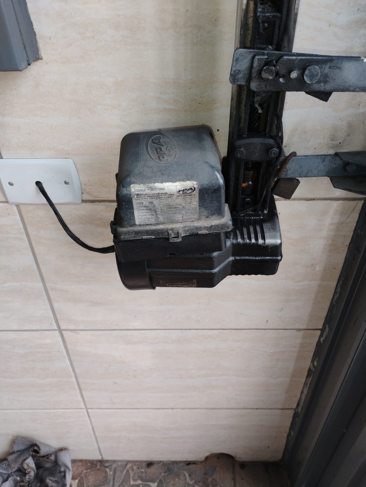Foto real de atendimento de motor de portão automático