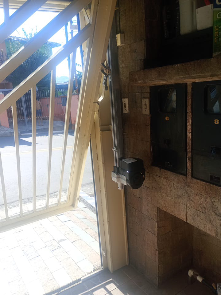 Foto real de atendimento de motor de portão automático