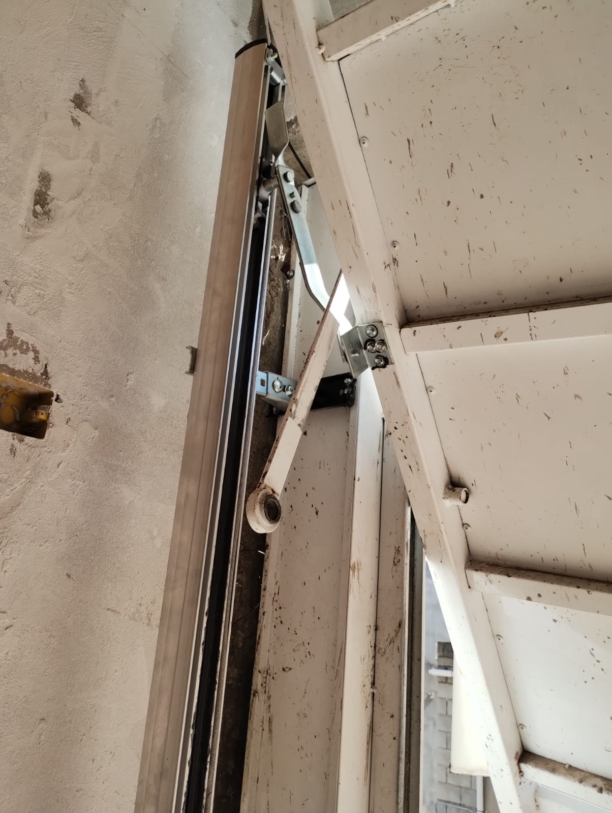 Foto real de atendimento de motor de portão automático