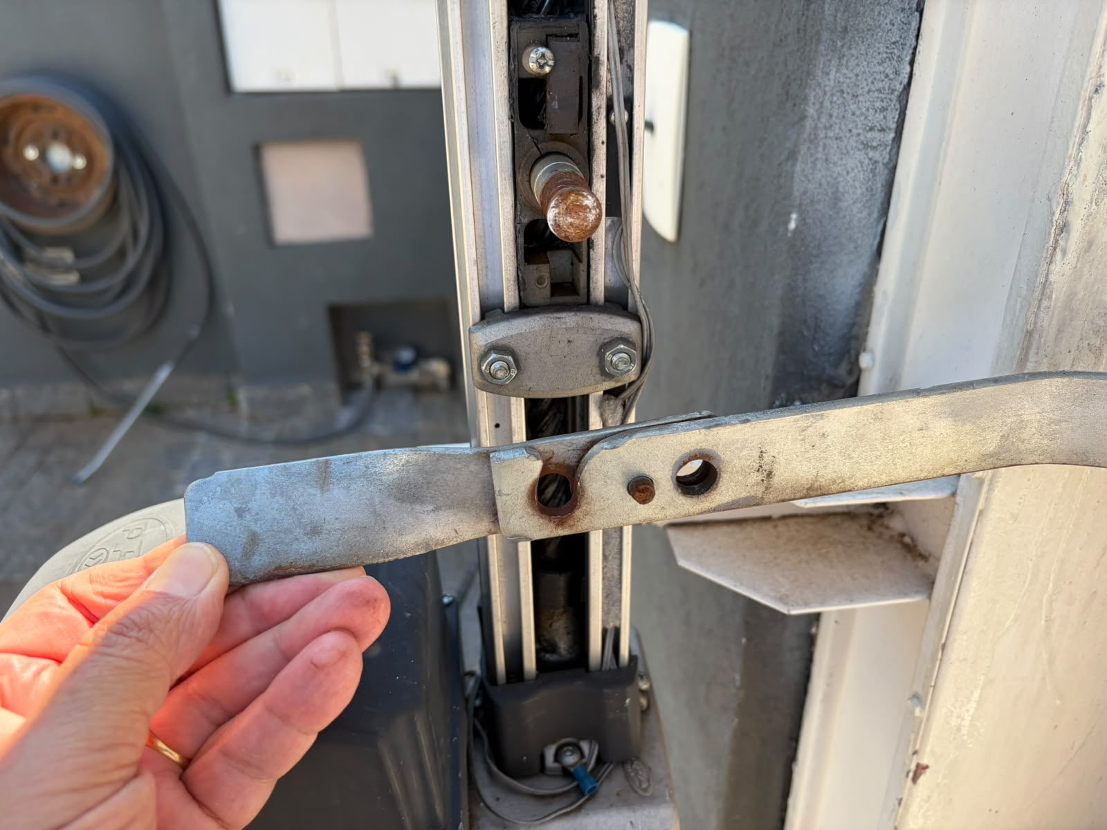 Foto real de atendimento de motor de portão automático