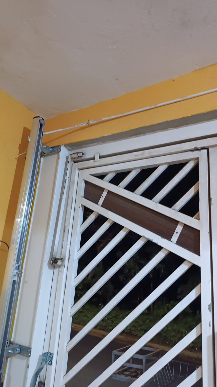 Foto real de atendimento de motor de portão automático