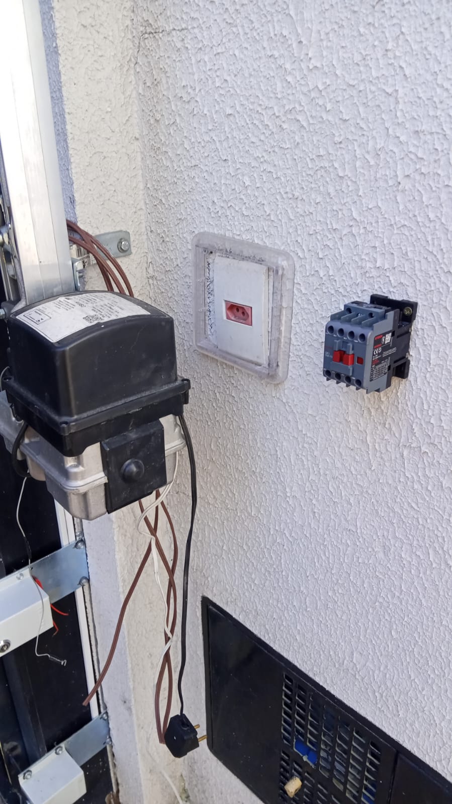Foto real de atendimento de motor de portão automático