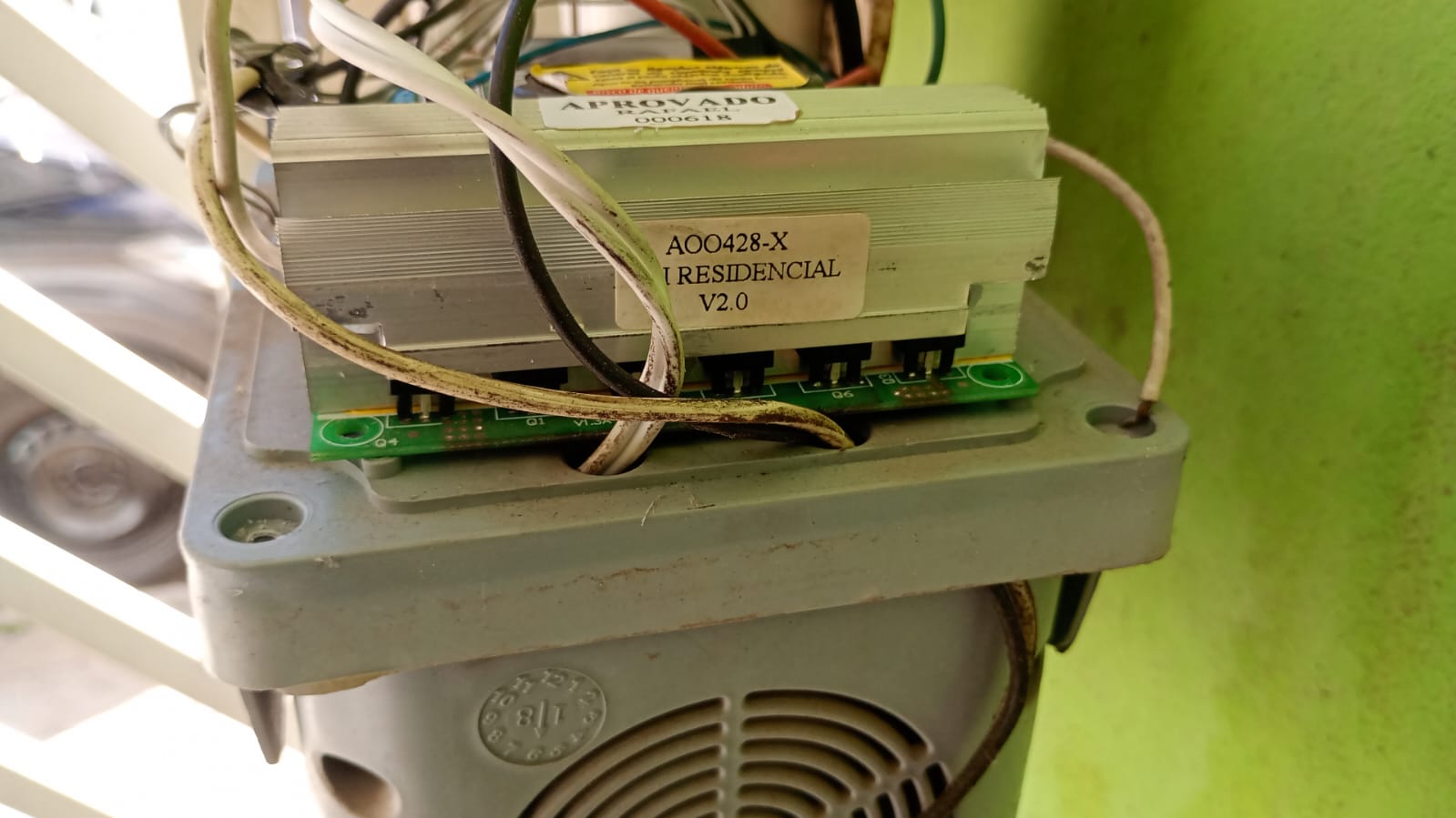 Foto real de atendimento de motor de portão automático