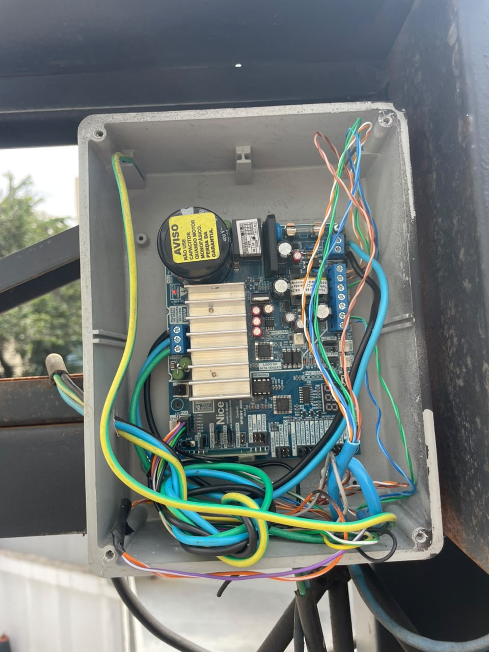 Foto real de atendimento de motor de portão automático