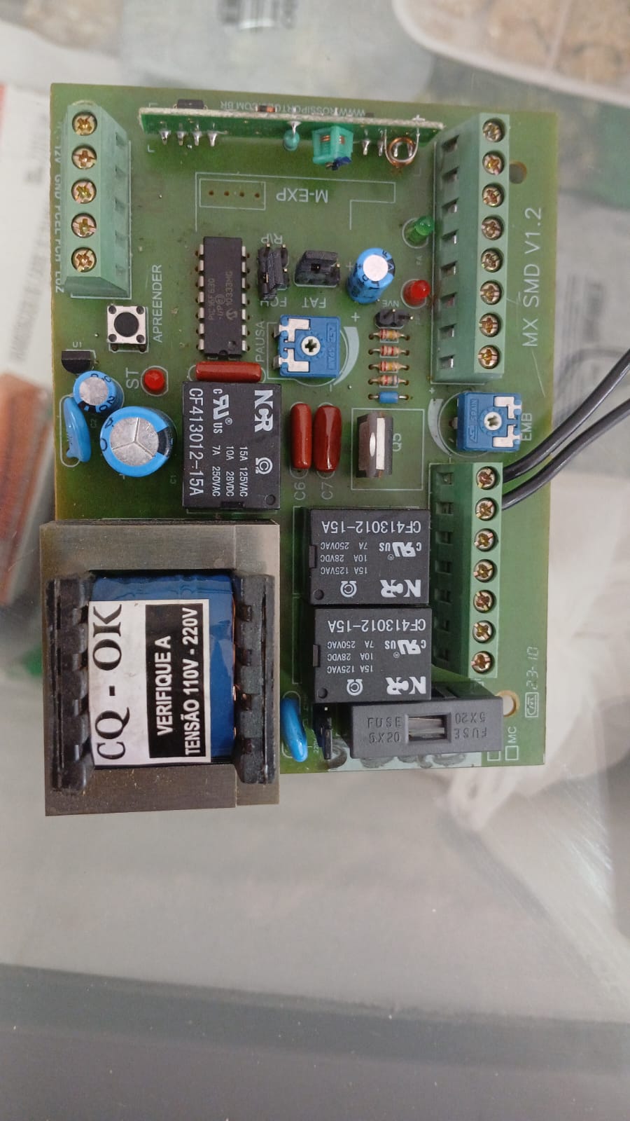 Foto real de atendimento de motor de portão automático