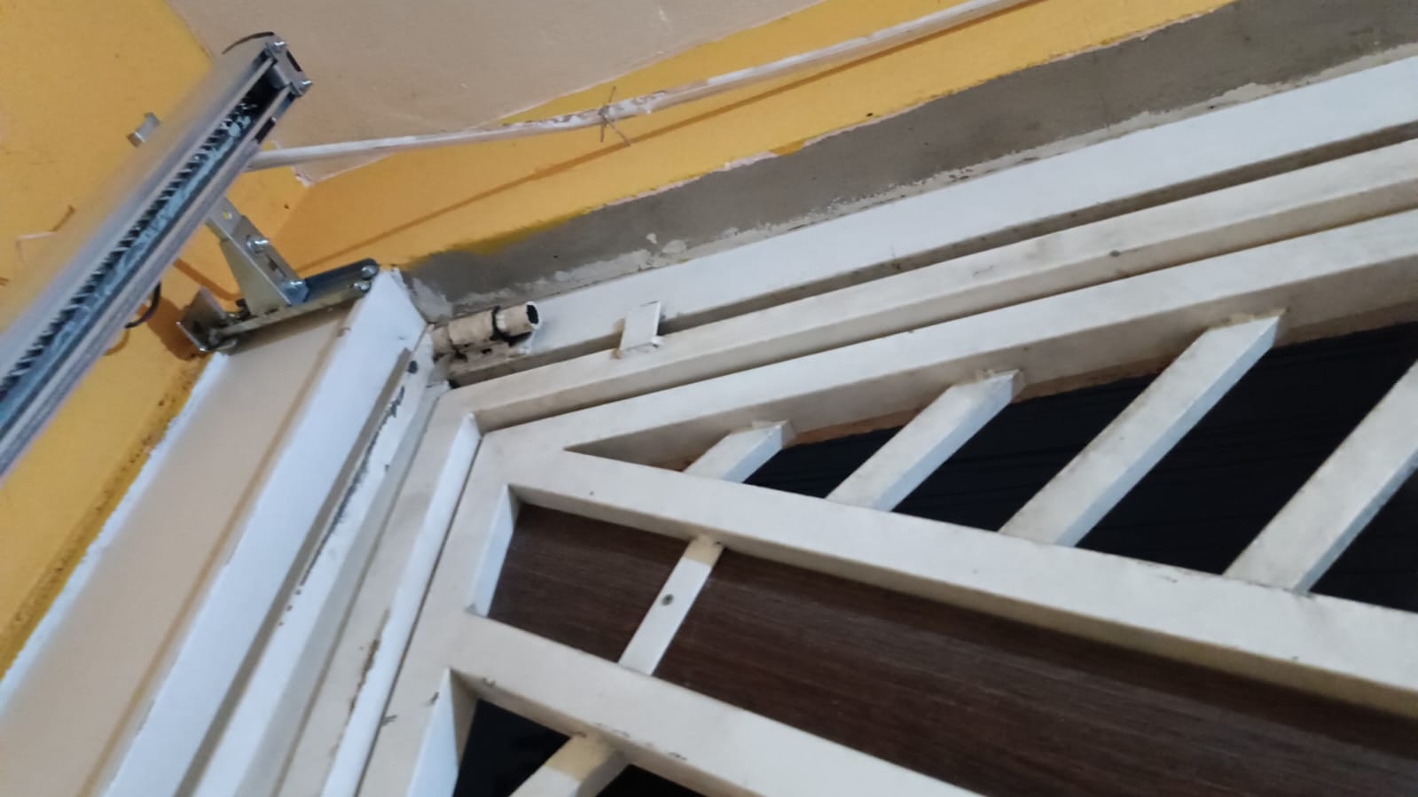 Foto real de atendimento de motor de portão automático
