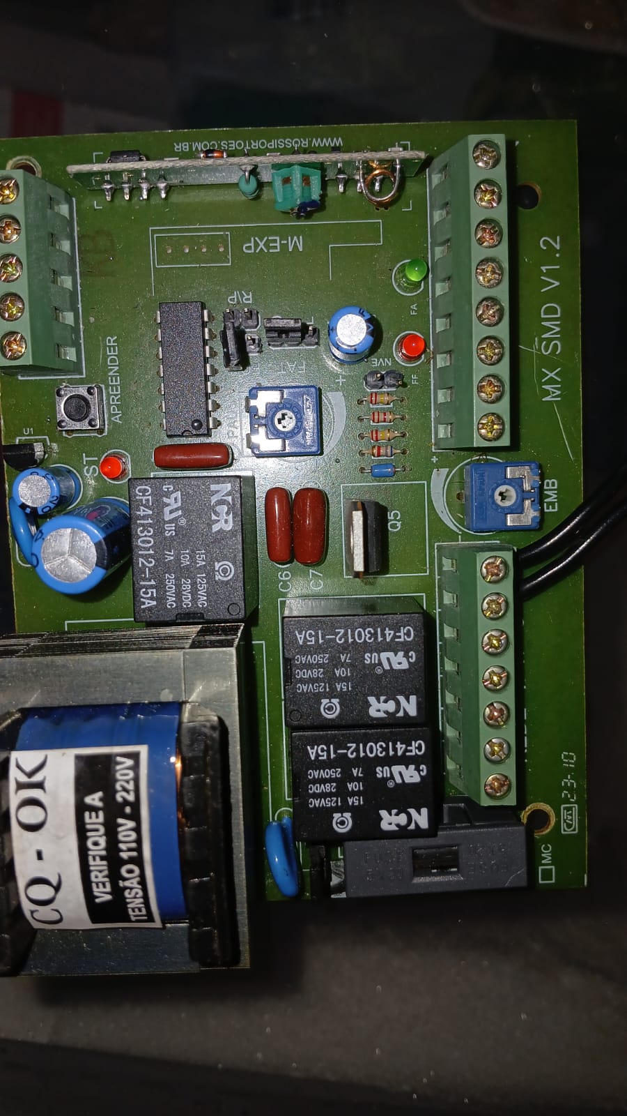 Foto real de atendimento de motor de portão automático