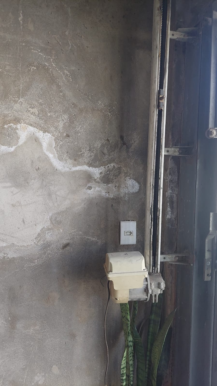 Foto real de atendimento de motor de portão automático
