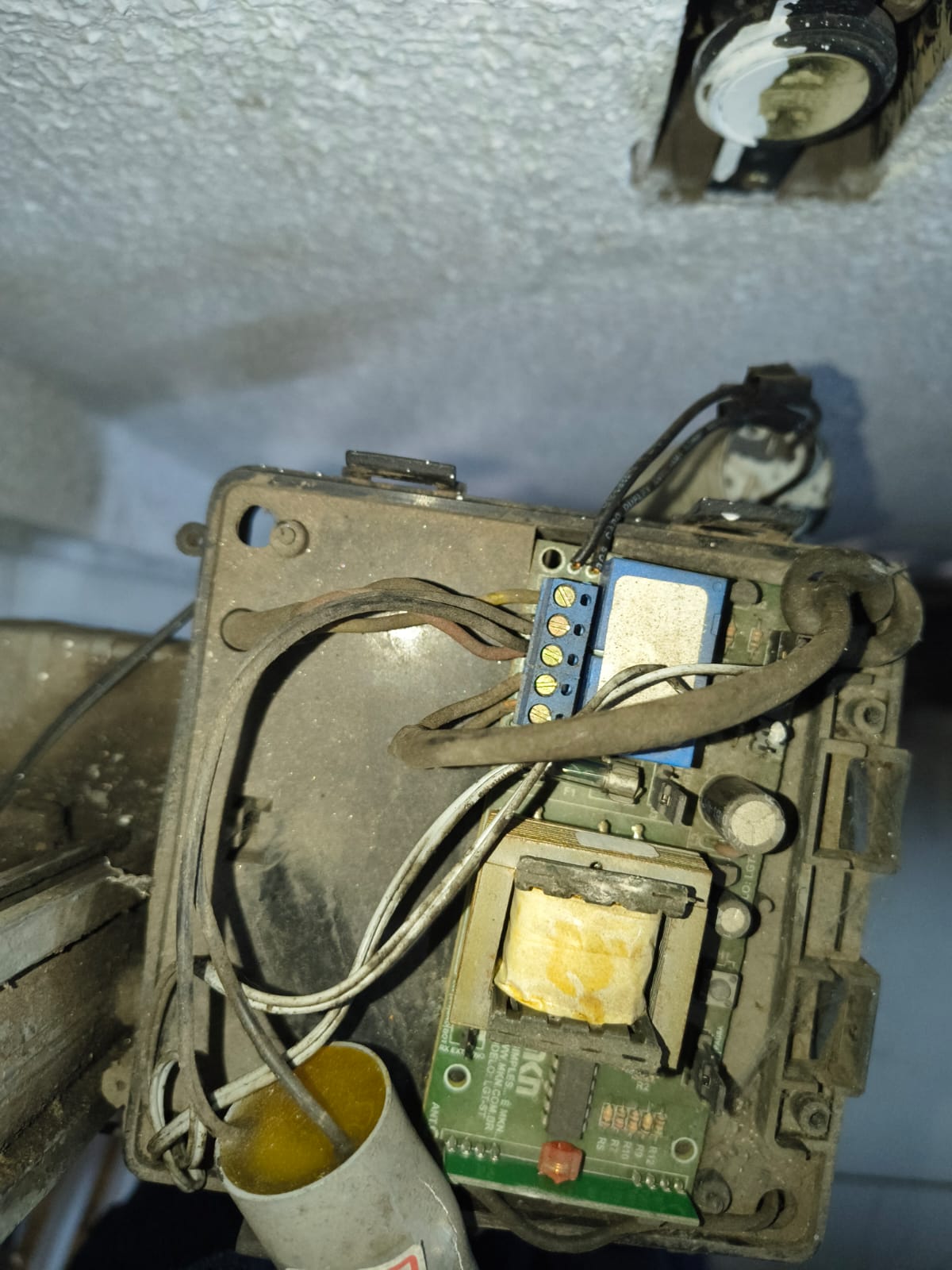 Foto real de atendimento de motor de portão automático