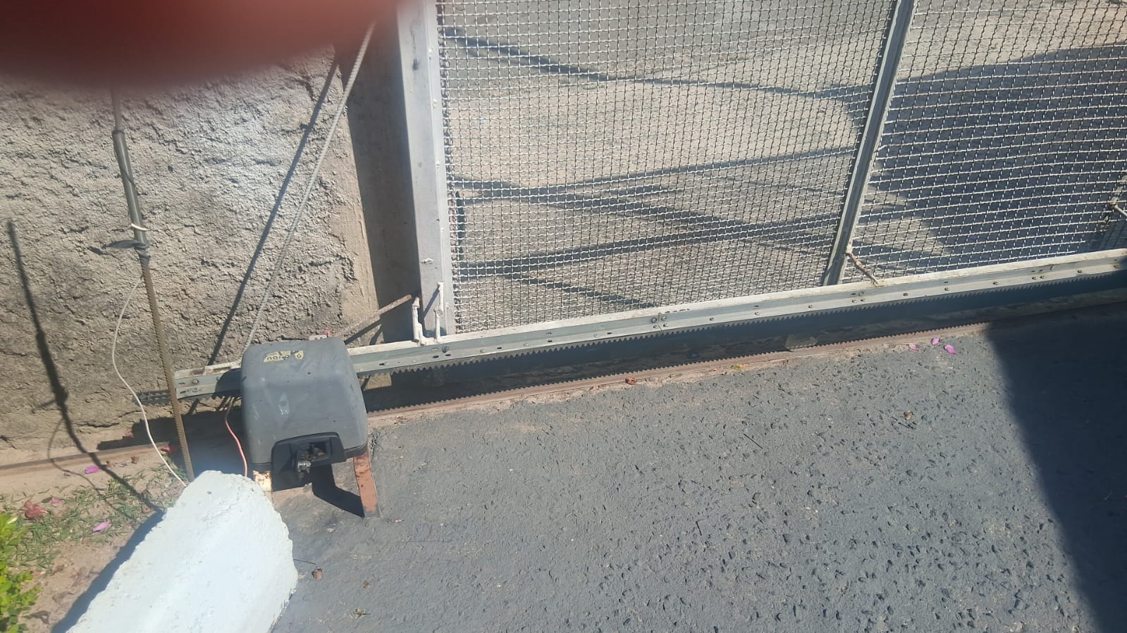 Foto real de atendimento de motor de portão automático