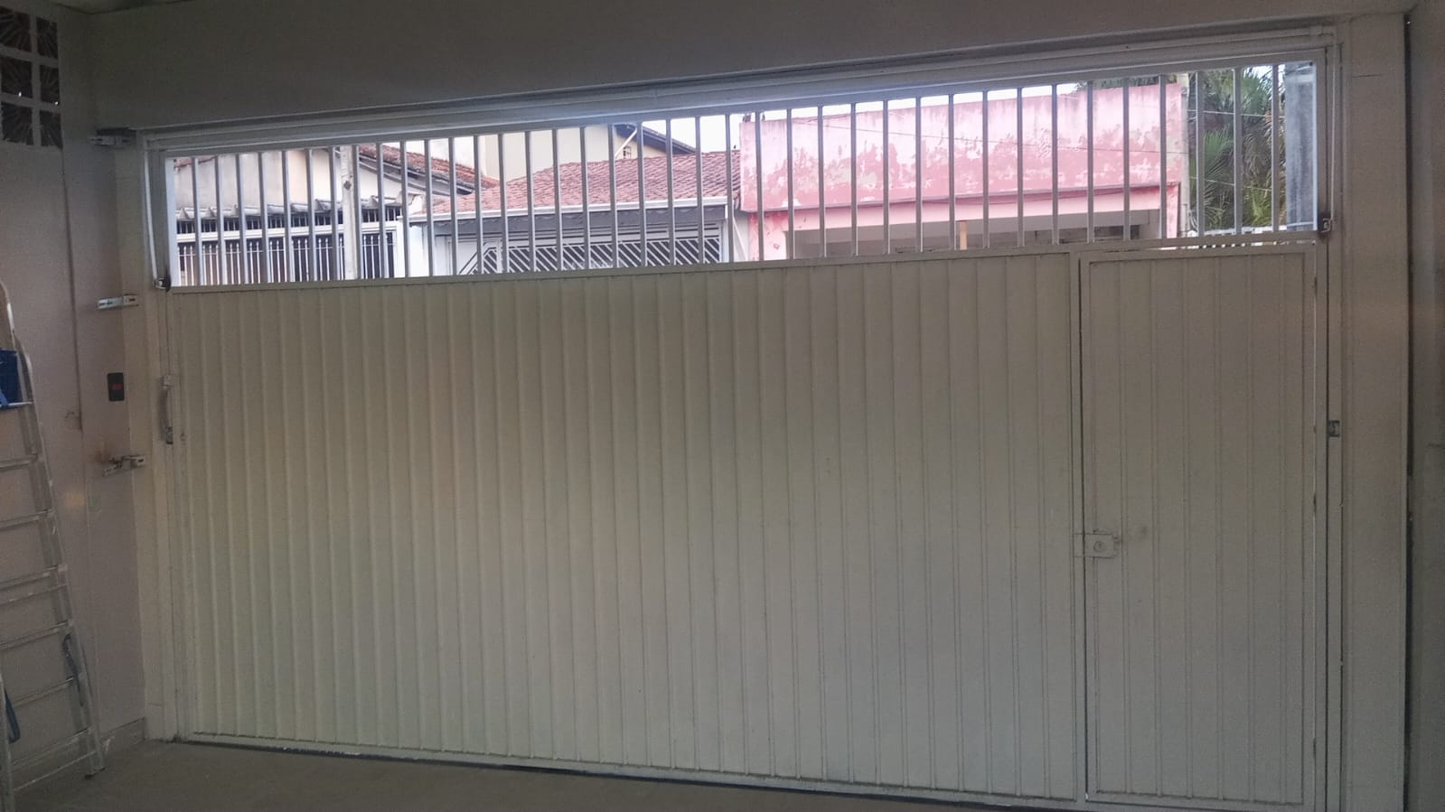 Foto real de atendimento de motor de portão automático