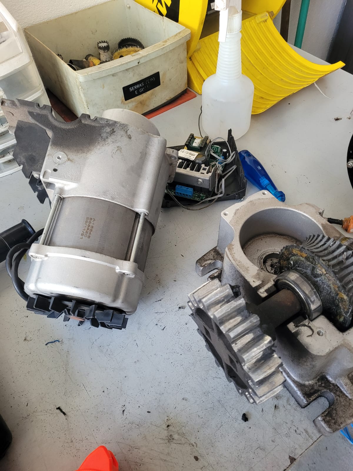 Foto real de atendimento de motor de portão automático